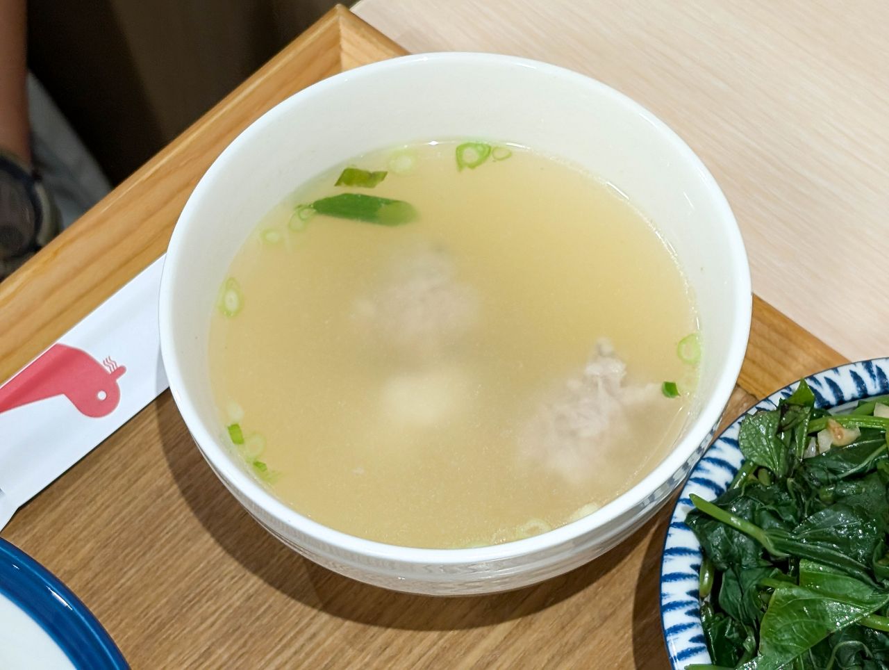 [食記][高雄市] 放下麵子 高雄博愛店 — 巨蛋商圈文青風格麵館，乾拌麵和湯品組合套餐。
