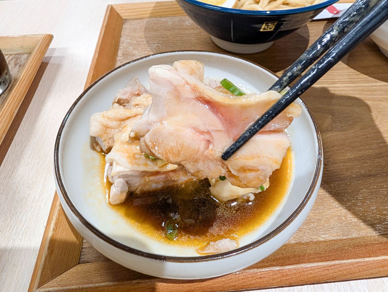 [食記][高雄市] 放下麵子 高雄博愛店 — 巨蛋商圈文青風格麵館，乾拌麵和湯品組合套餐。