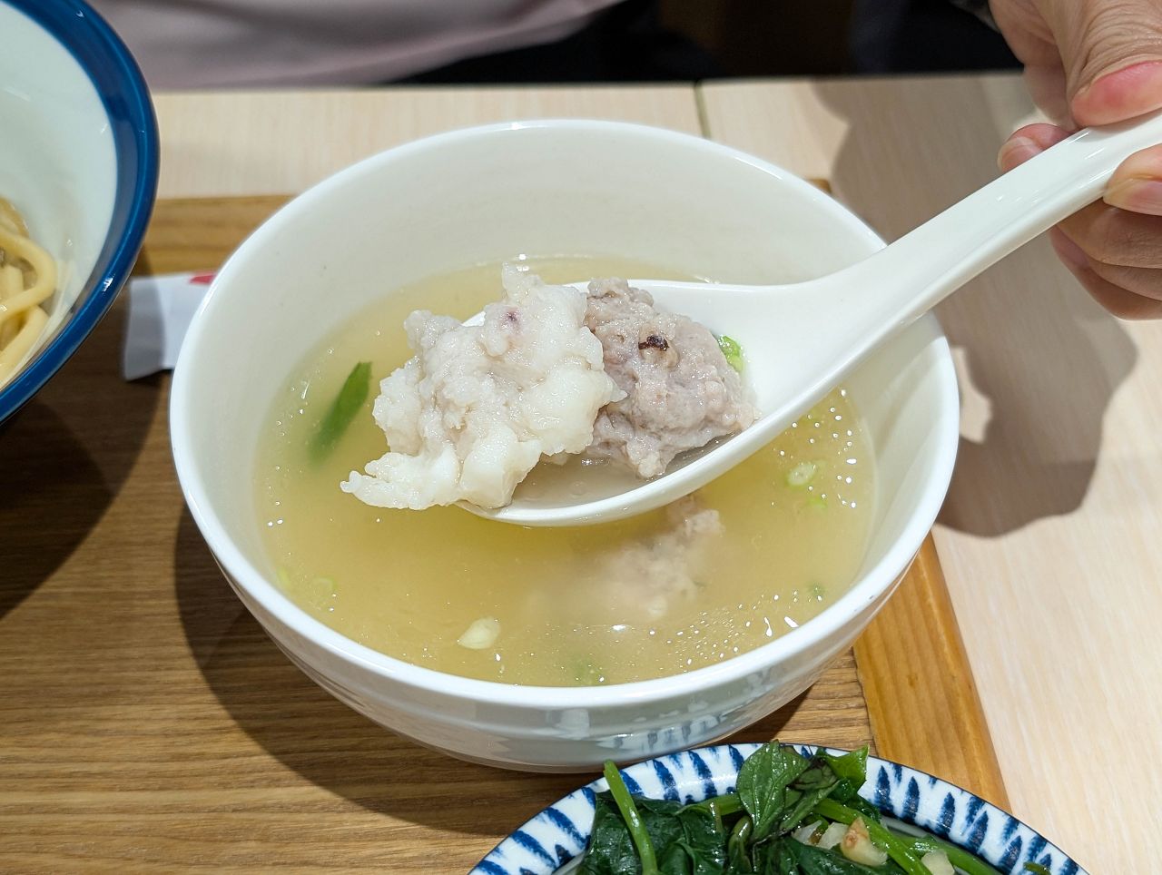 [食記][高雄市] 放下麵子 高雄博愛店 — 巨蛋商圈文青風格麵館，乾拌麵和湯品組合套餐。