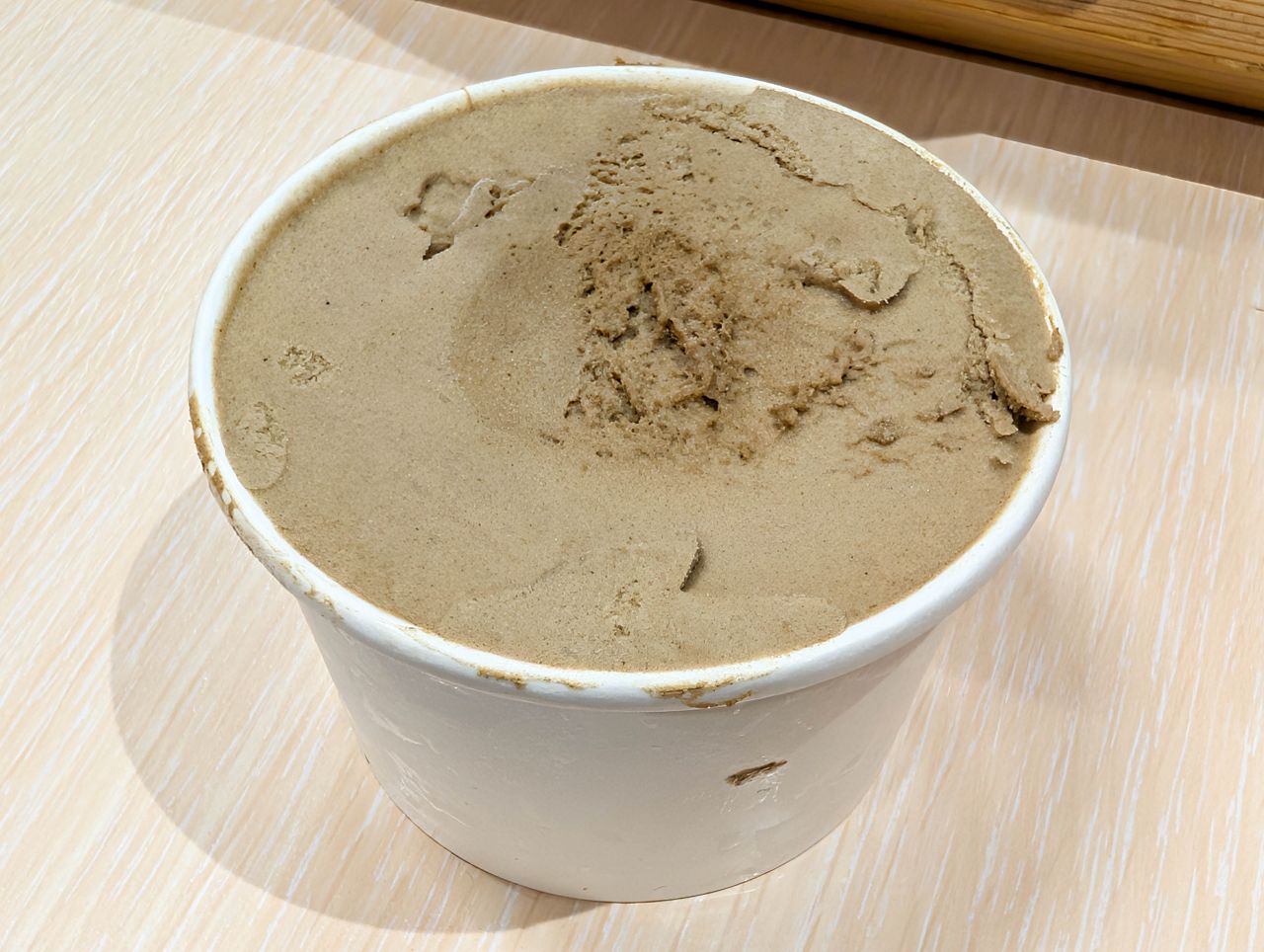 [食記][高雄市] 放下麵子 高雄博愛店 — 巨蛋商圈文青風格麵館，乾拌麵和湯品組合套餐。