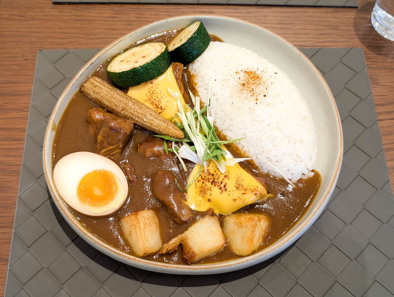 [食記][高雄市] 初煦咖哩 高雄店 — 南投埔里起家的咖哩專賣店到高雄展店，選用16種香料炒香、研磨、14天熟成製作的咖哩。
