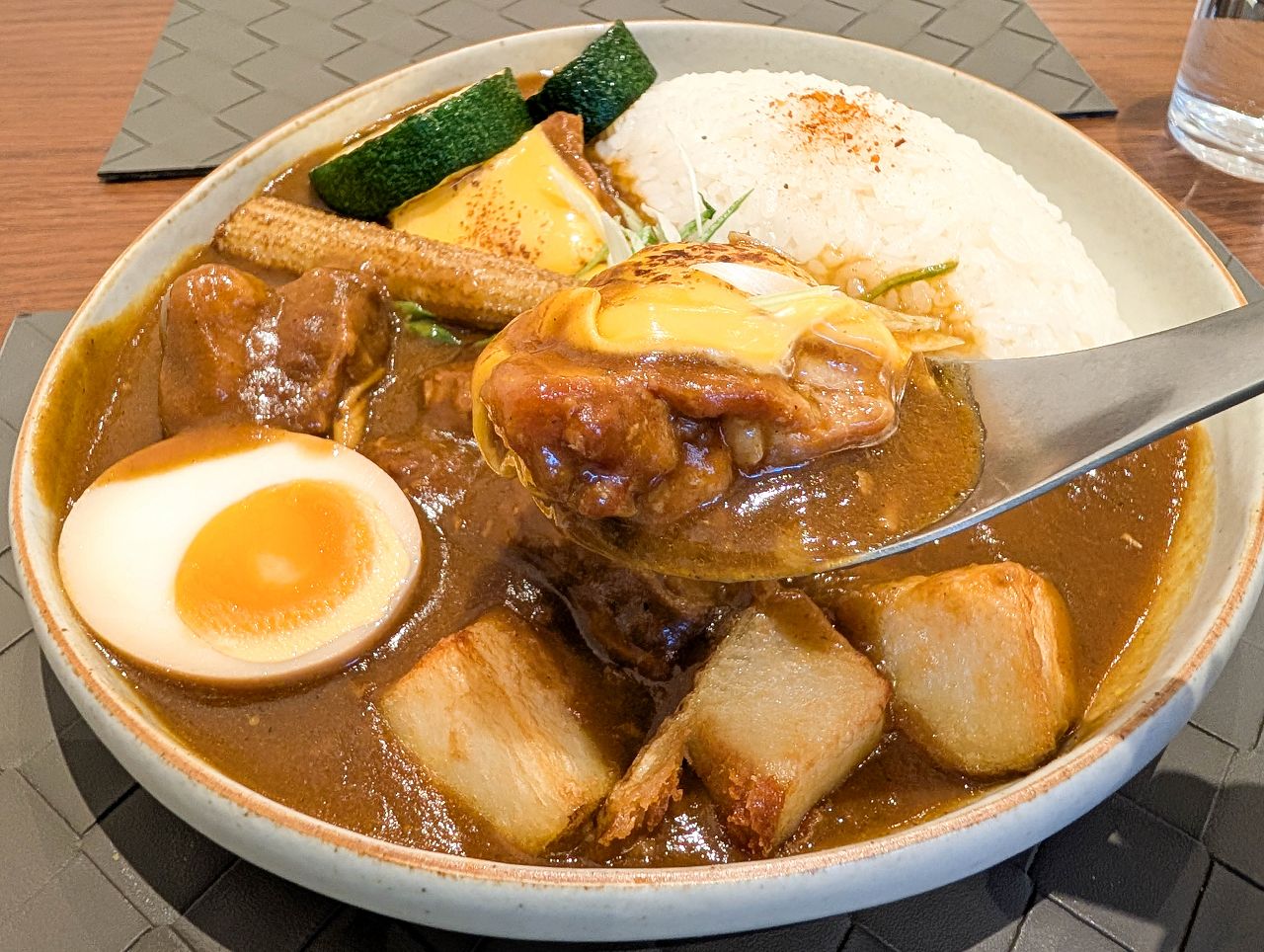 [食記][高雄市] 初煦咖哩 高雄店 — 南投埔里起家的咖哩專賣店到高雄展店，選用16種香料炒香、研磨、14天熟成製作的咖哩。
