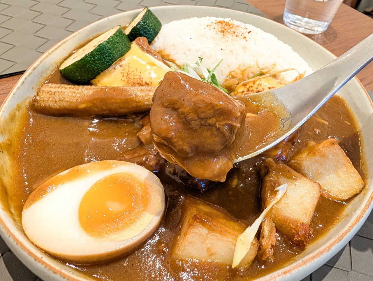[食記][高雄市] 初煦咖哩 高雄店 — 南投埔里起家的咖哩專賣店到高雄展店，選用16種香料炒香、研磨、14天熟成製作的咖哩。