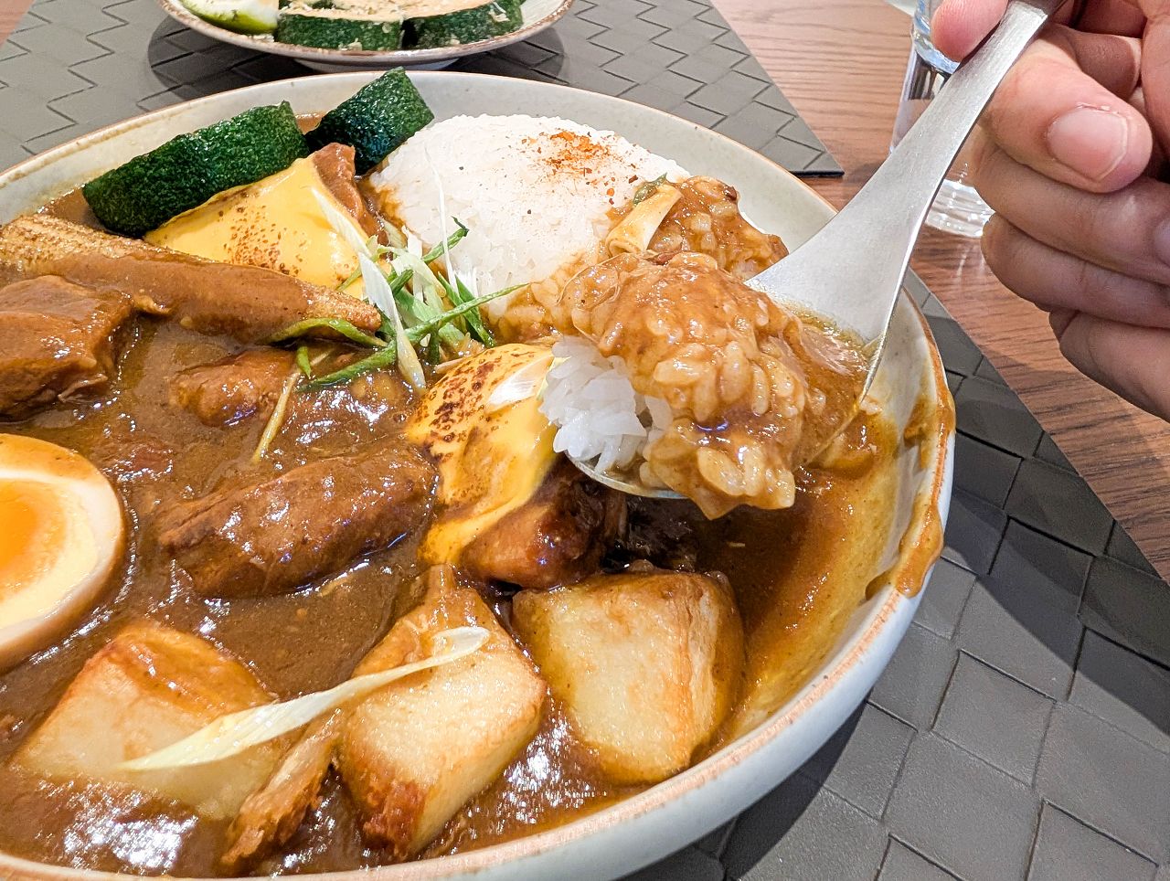 [食記][高雄市] 初煦咖哩 高雄店 — 南投埔里起家的咖哩專賣店到高雄展店，選用16種香料炒香、研磨、14天熟成製作的咖哩。