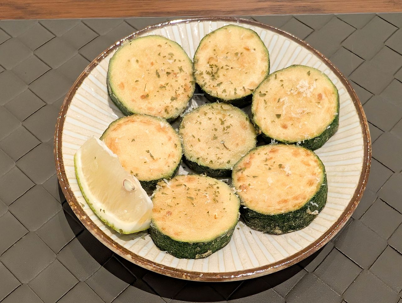 [食記][高雄市] 初煦咖哩 高雄店 — 南投埔里起家的咖哩專賣店到高雄展店，選用16種香料炒香、研磨、14天熟成製作的咖哩。