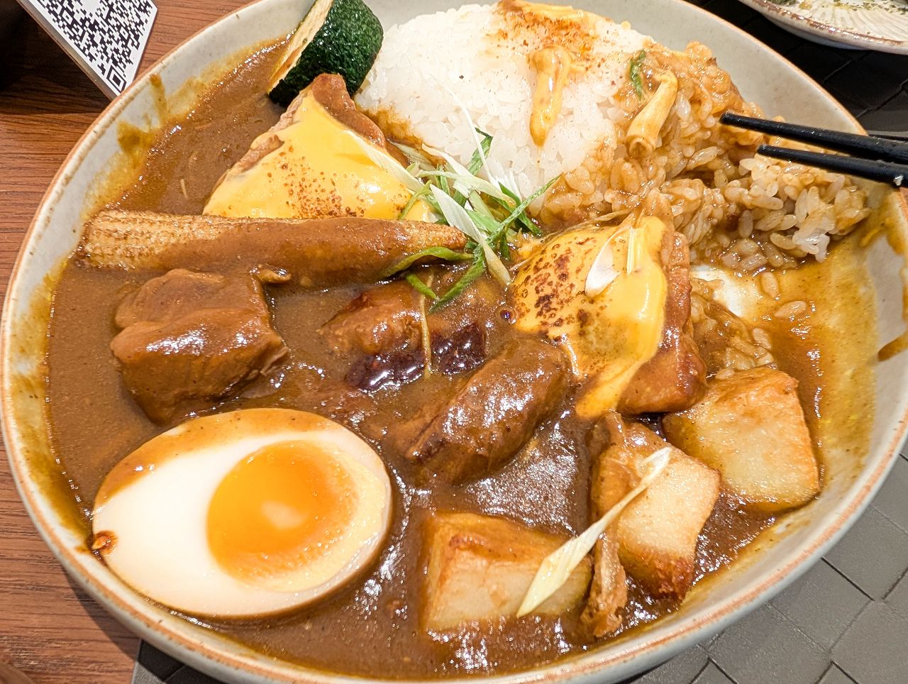 [食記][高雄市] 初煦咖哩 高雄店 — 南投埔里起家的咖哩專賣店到高雄展店，選用16種香料炒香、研磨、14天熟成製作的咖哩。