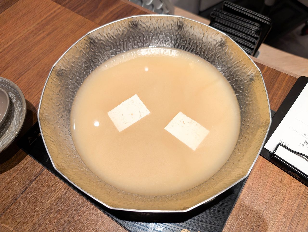 [食記][高雄市] 黑毛屋 高雄漢神巨蛋店 — 乾杯集團旗下日式鍋物品牌，主打涮涮鍋和壽喜燒，秋季限定風味獨特的柚子鍋。