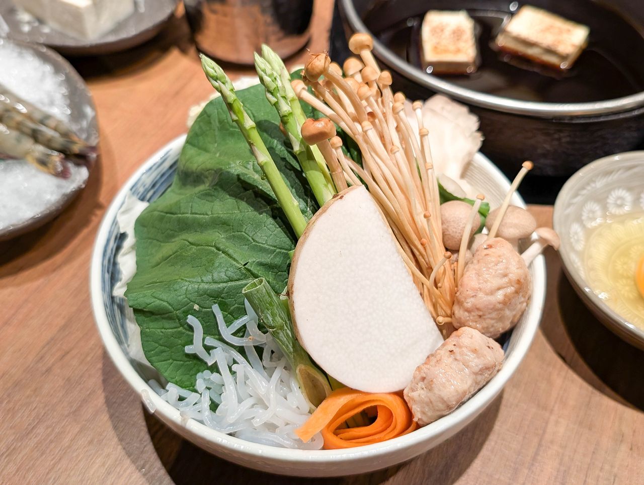 [食記][高雄市] 黑毛屋 高雄漢神巨蛋店 — 乾杯集團旗下日式鍋物品牌，主打涮涮鍋和壽喜燒，秋季限定風味獨特的柚子鍋。
