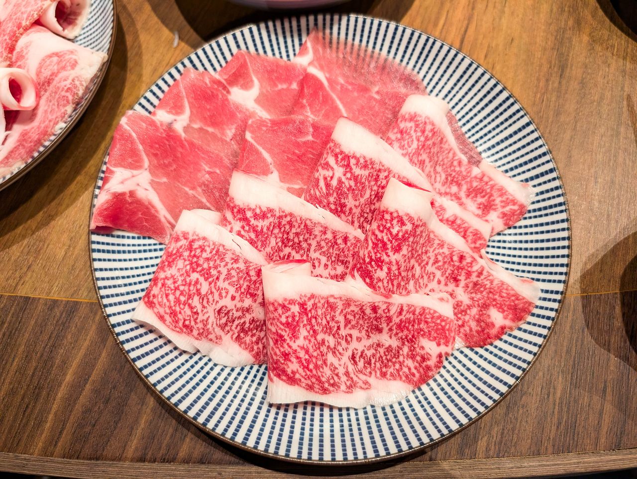 [食記][高雄市] 黑毛屋 高雄漢神巨蛋店 — 乾杯集團旗下日式鍋物品牌，主打涮涮鍋和壽喜燒，秋季限定風味獨特的柚子鍋。