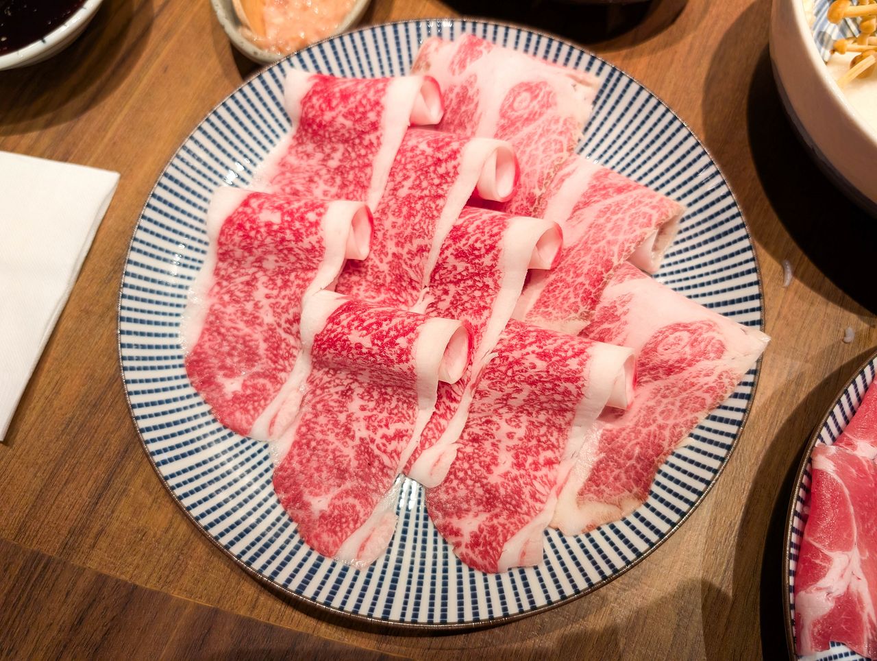 [食記][高雄市] 黑毛屋 高雄漢神巨蛋店 — 乾杯集團旗下日式鍋物品牌，主打涮涮鍋和壽喜燒，秋季限定風味獨特的柚子鍋。