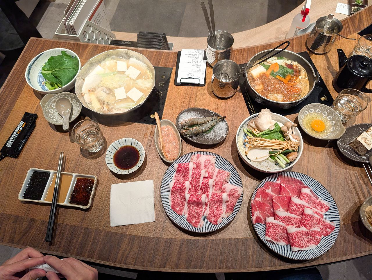[食記][高雄市] 黑毛屋 高雄漢神巨蛋店 — 乾杯集團旗下日式鍋物品牌，主打涮涮鍋和壽喜燒，秋季限定風味獨特的柚子鍋。