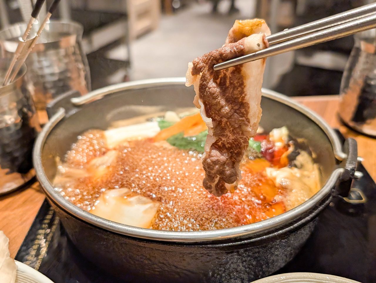 [食記][高雄市] 黑毛屋 高雄漢神巨蛋店 — 乾杯集團旗下日式鍋物品牌，主打涮涮鍋和壽喜燒，秋季限定風味獨特的柚子鍋。
