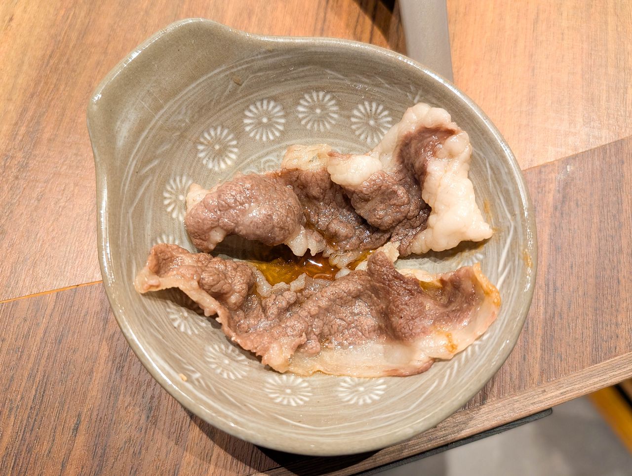 [食記][高雄市] 黑毛屋 高雄漢神巨蛋店 — 乾杯集團旗下日式鍋物品牌，主打涮涮鍋和壽喜燒，秋季限定風味獨特的柚子鍋。
