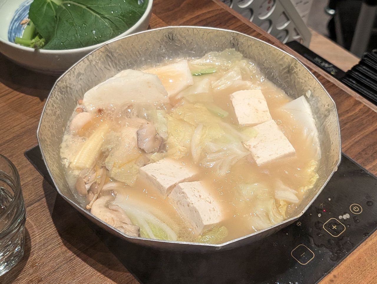 [食記][高雄市] 黑毛屋 高雄漢神巨蛋店 — 乾杯集團旗下日式鍋物品牌，主打涮涮鍋和壽喜燒，秋季限定風味獨特的柚子鍋。