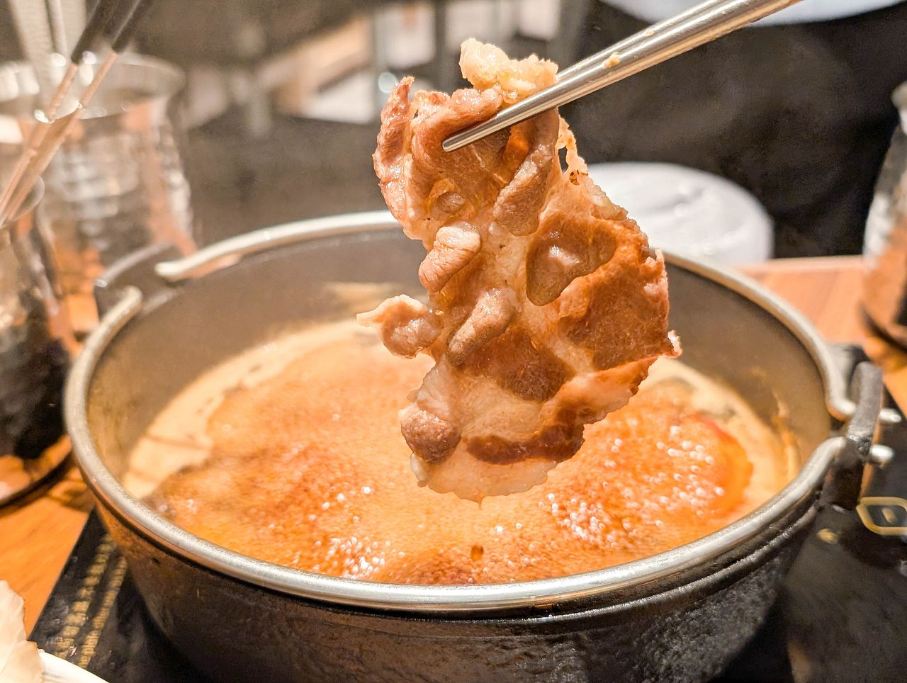 [食記][高雄市] 黑毛屋 高雄漢神巨蛋店 — 乾杯集團旗下日式鍋物品牌，主打涮涮鍋和壽喜燒，秋季限定風味獨特的柚子鍋。
