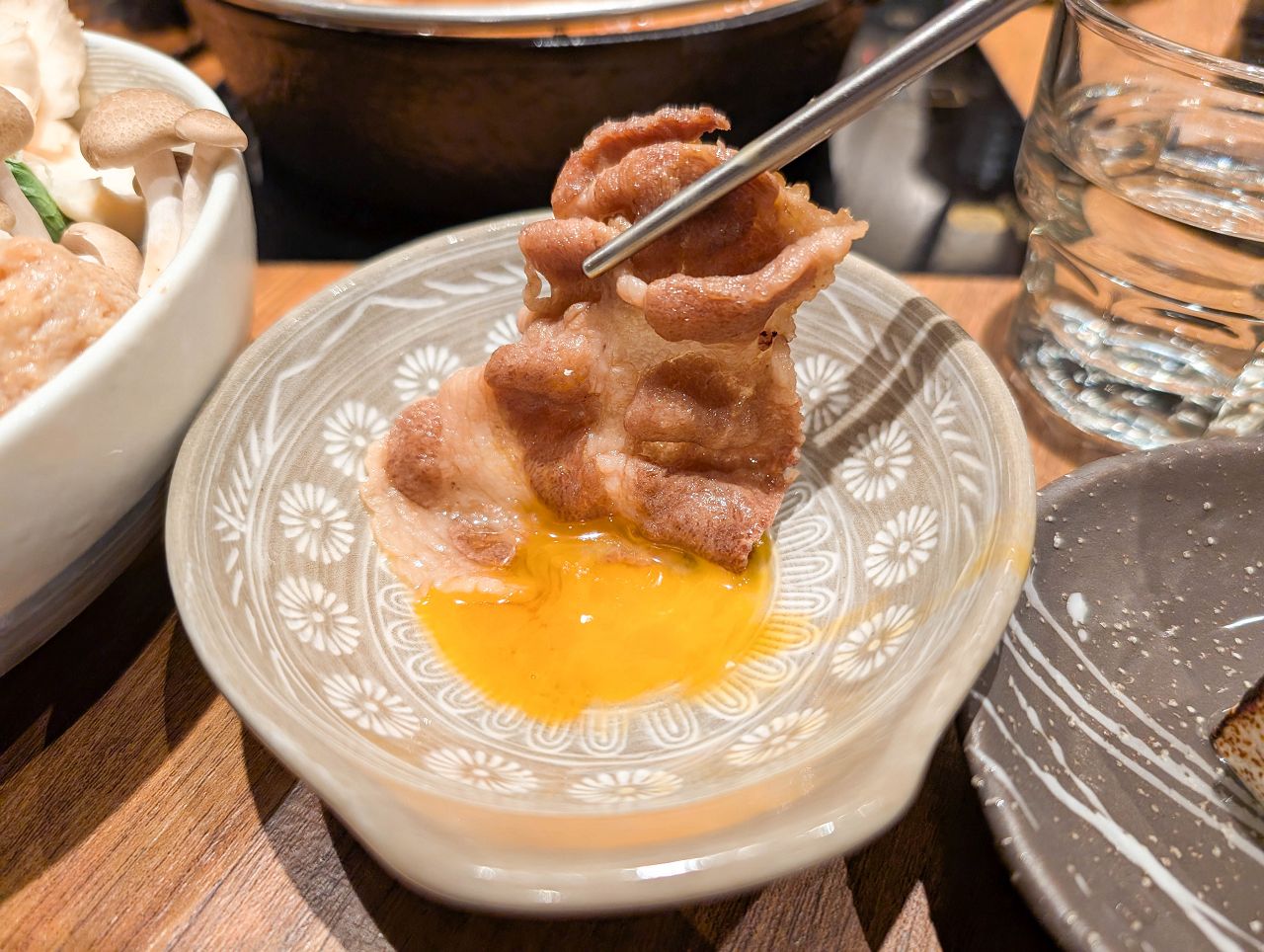 [食記][高雄市] 黑毛屋 高雄漢神巨蛋店 — 乾杯集團旗下日式鍋物品牌，主打涮涮鍋和壽喜燒，秋季限定風味獨特的柚子鍋。