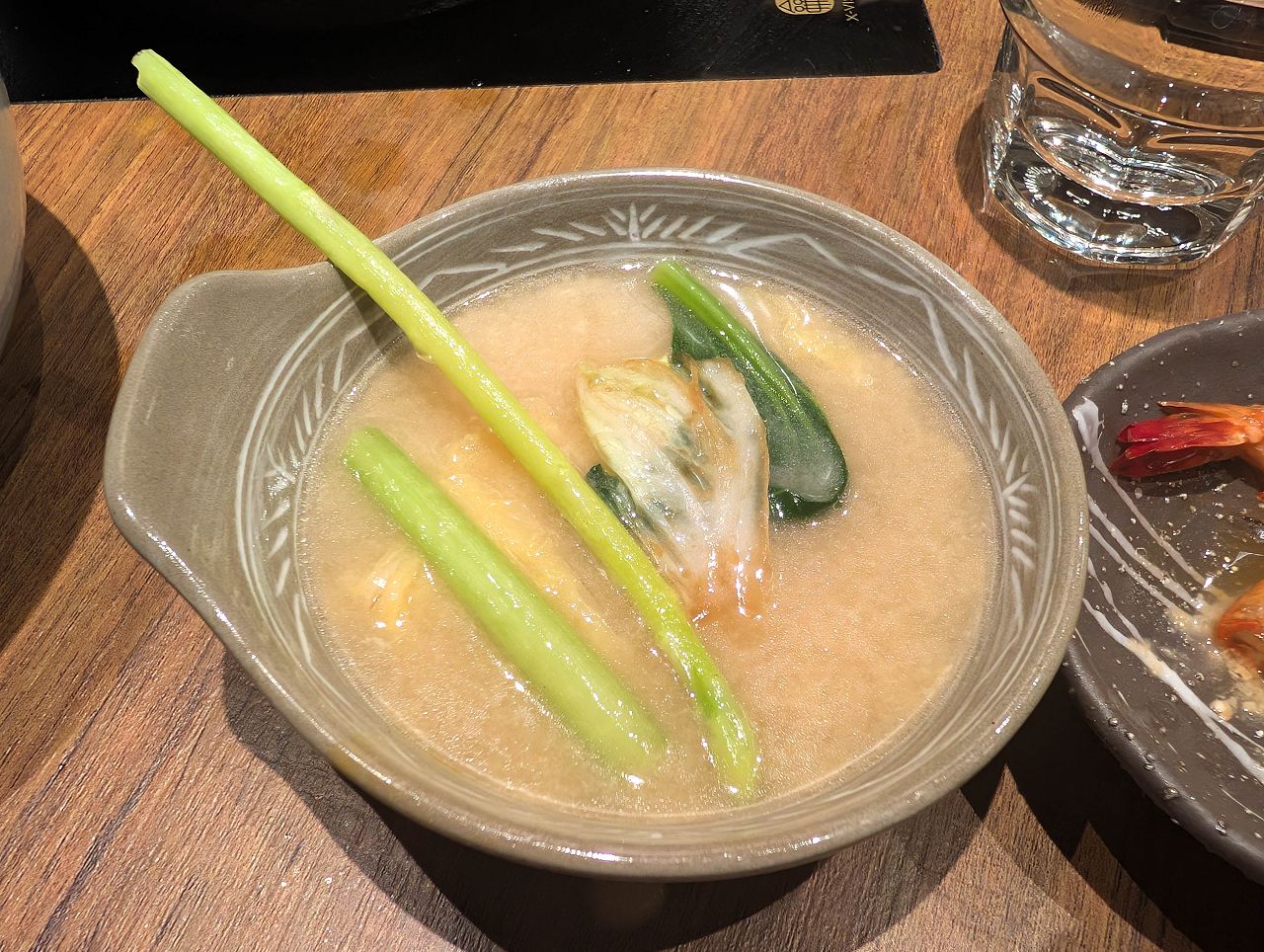 [食記][高雄市] 黑毛屋 高雄漢神巨蛋店 — 乾杯集團旗下日式鍋物品牌，主打涮涮鍋和壽喜燒，秋季限定風味獨特的柚子鍋。