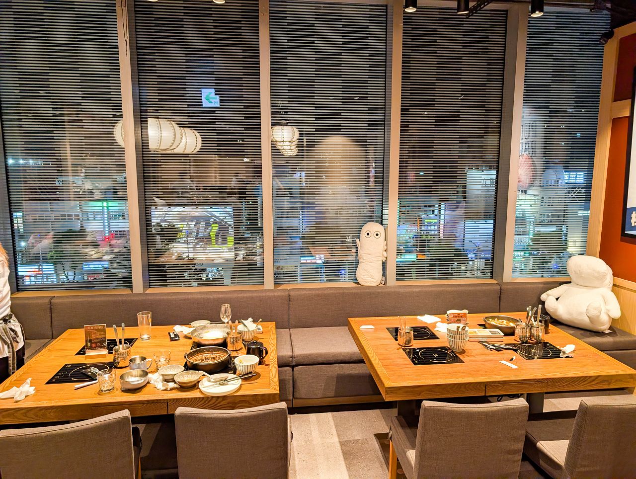 [食記][高雄市] 黑毛屋 高雄漢神巨蛋店 — 乾杯集團旗下日式鍋物品牌，主打涮涮鍋和壽喜燒，秋季限定風味獨特的柚子鍋。