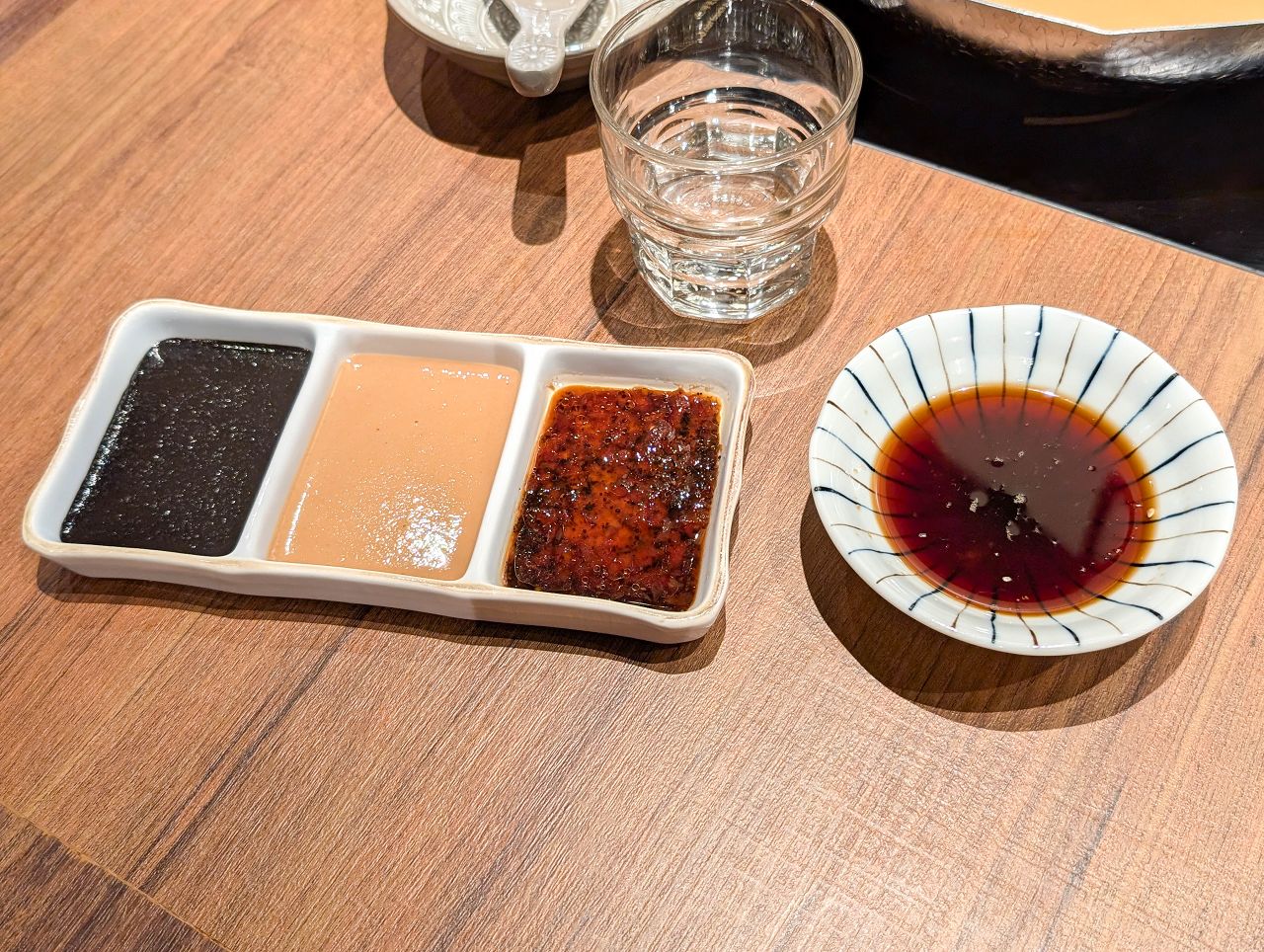[食記][高雄市] 黑毛屋 高雄漢神巨蛋店 — 乾杯集團旗下日式鍋物品牌，主打涮涮鍋和壽喜燒，秋季限定風味獨特的柚子鍋。