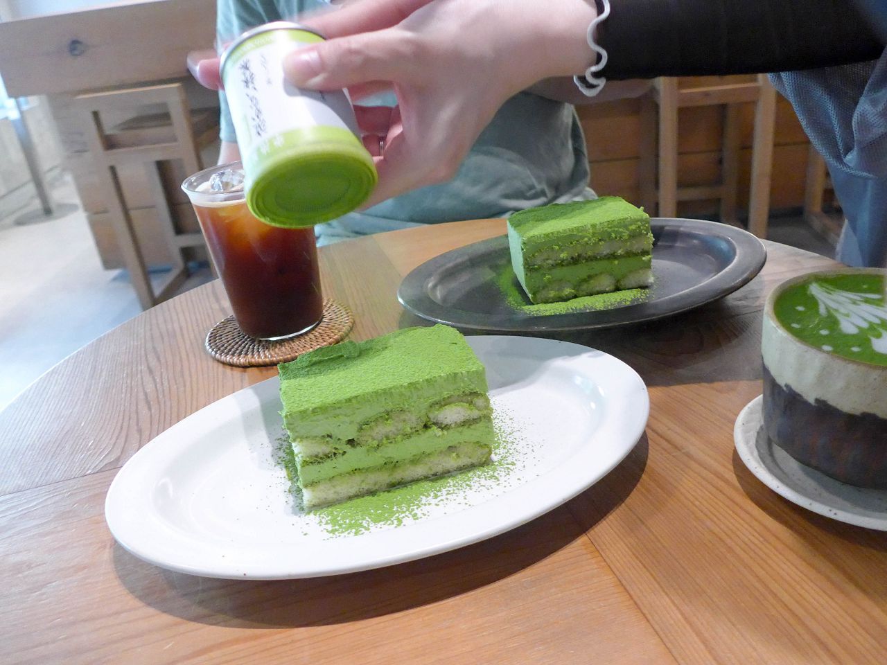 [食記][高雄市] Coffee Ring — 大立百貨及漢神本館附近日式侘寂風格咖啡廳，抹茶控必吃抹茶提拉米蘇。