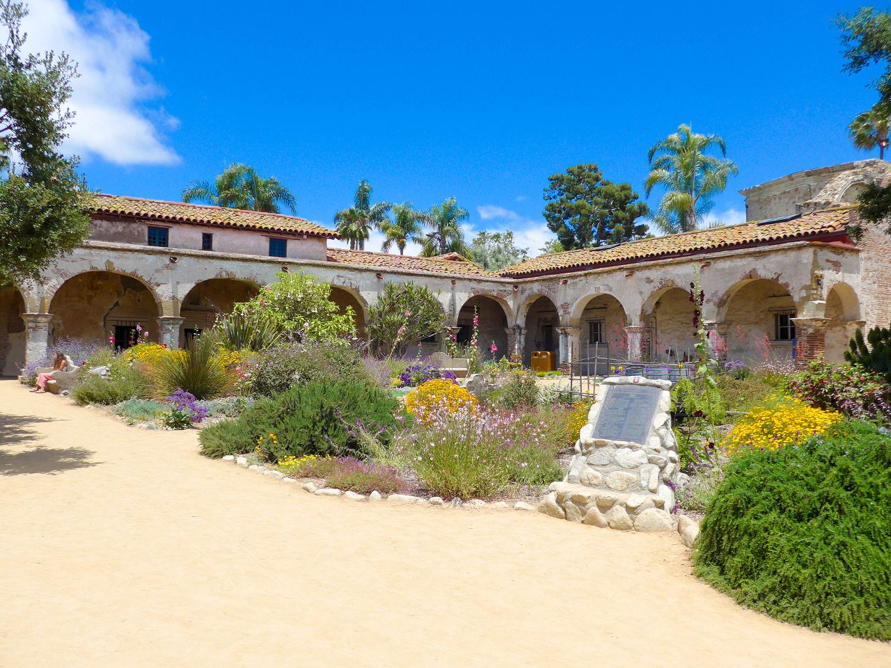 [遊記] 2024美國南加州旅遊 Day3 — San Juan Capistrano 參訪240多年歷史的傳道院 + Newport Beach & Laguna Beach 海岸線之旅。