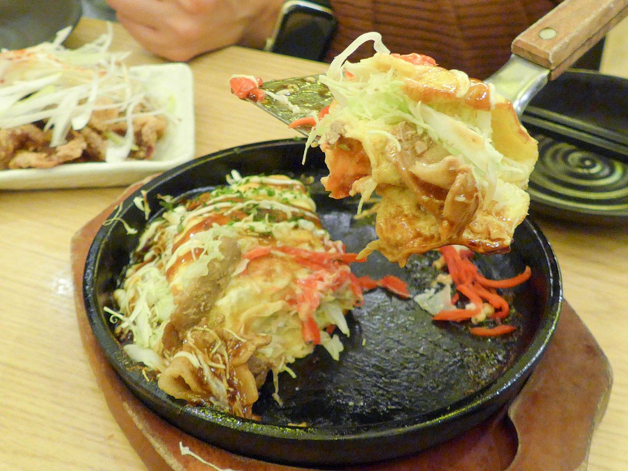 [食記][日本][大阪] 格安ビールと鉄鍋餃子 3・6・5酒場難波店 — 道頓堀巷弄內居酒屋，自行DIY製作章魚燒。
