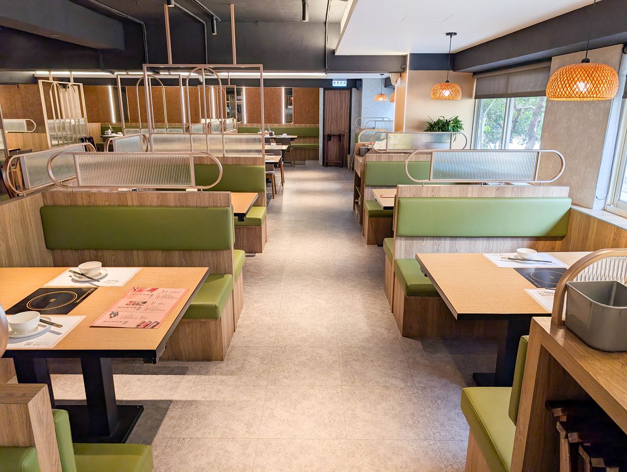 [食記][台北市] 糧倉1號頂級麻辣鴛鴦鍋 松江店 — 行天宮站附近火鍋吃到飽推薦，日本F1和牛、澳洲M9和牛、SRF美國極黑和牛吃到飽。