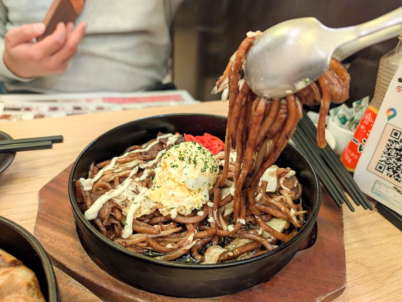 [食記][日本][大阪] 格安ビールと鉄鍋餃子 3・6・5酒場難波店 — 道頓堀巷弄內居酒屋，自行DIY製作章魚燒。