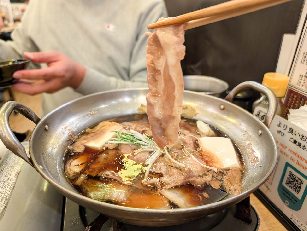 [食記][日本][大阪] 格安ビールと鉄鍋餃子 3・6・5酒場難波店 — 道頓堀巷弄內居酒屋，自行DIY製作章魚燒。