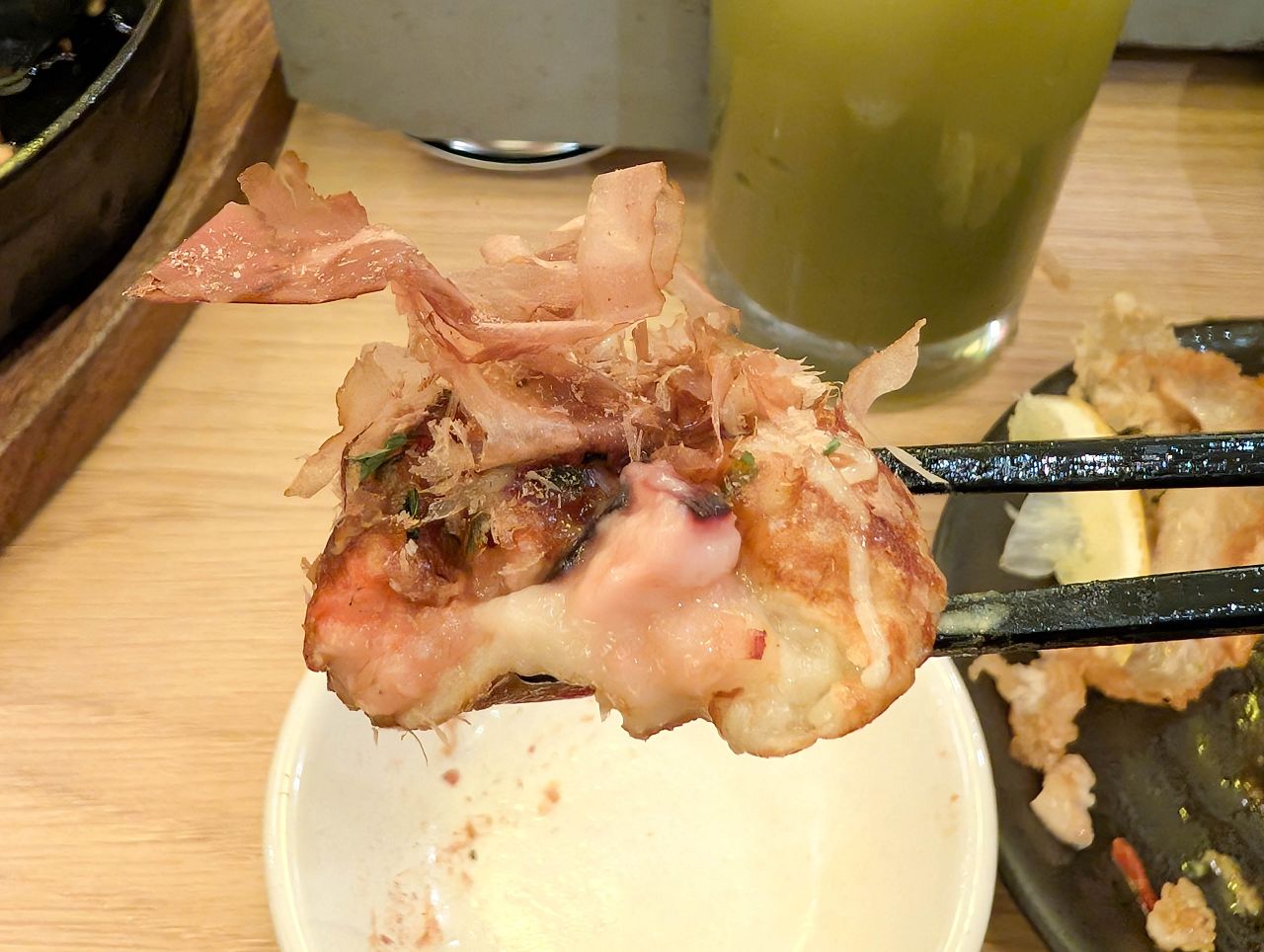 [食記][日本][大阪] 格安ビールと鉄鍋餃子 3・6・5酒場難波店 — 道頓堀巷弄內居酒屋，自行DIY製作章魚燒。