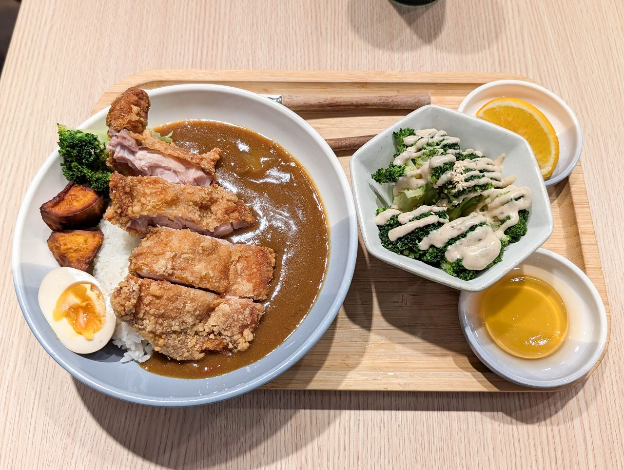 [食記][新北市][板橋區] 任風咖哩 — 板橋江子翠站附近咖哩專賣店，以水果熬煮的柑橘風味咖哩。