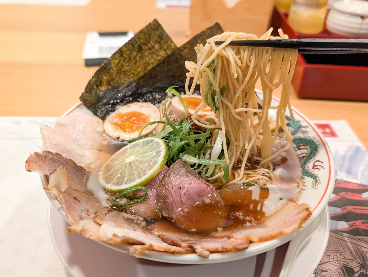 [食記][台北市] 京都北白川 魁力屋拉麵 台北本店 — 來自日本京都經典熟成醬油拉麵名店進駐台北新光三越南西三館