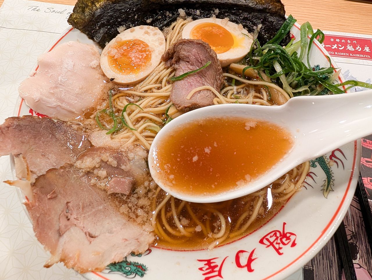 [食記][台北市] 京都北白川 魁力屋拉麵 台北本店 — 來自日本京都經典熟成醬油拉麵名店進駐台北新光三越南西三館