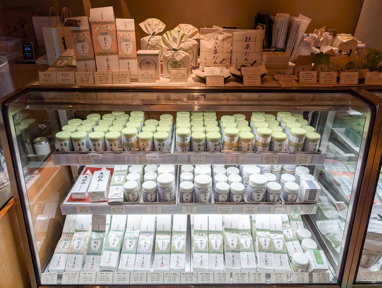 [食記][日本][京都] 丸久小山園 西洞院店 — 丸久小山園在京都市區直營店設置茶房，供應優質又濃郁美味的抹茶甜點和手刷抹茶。