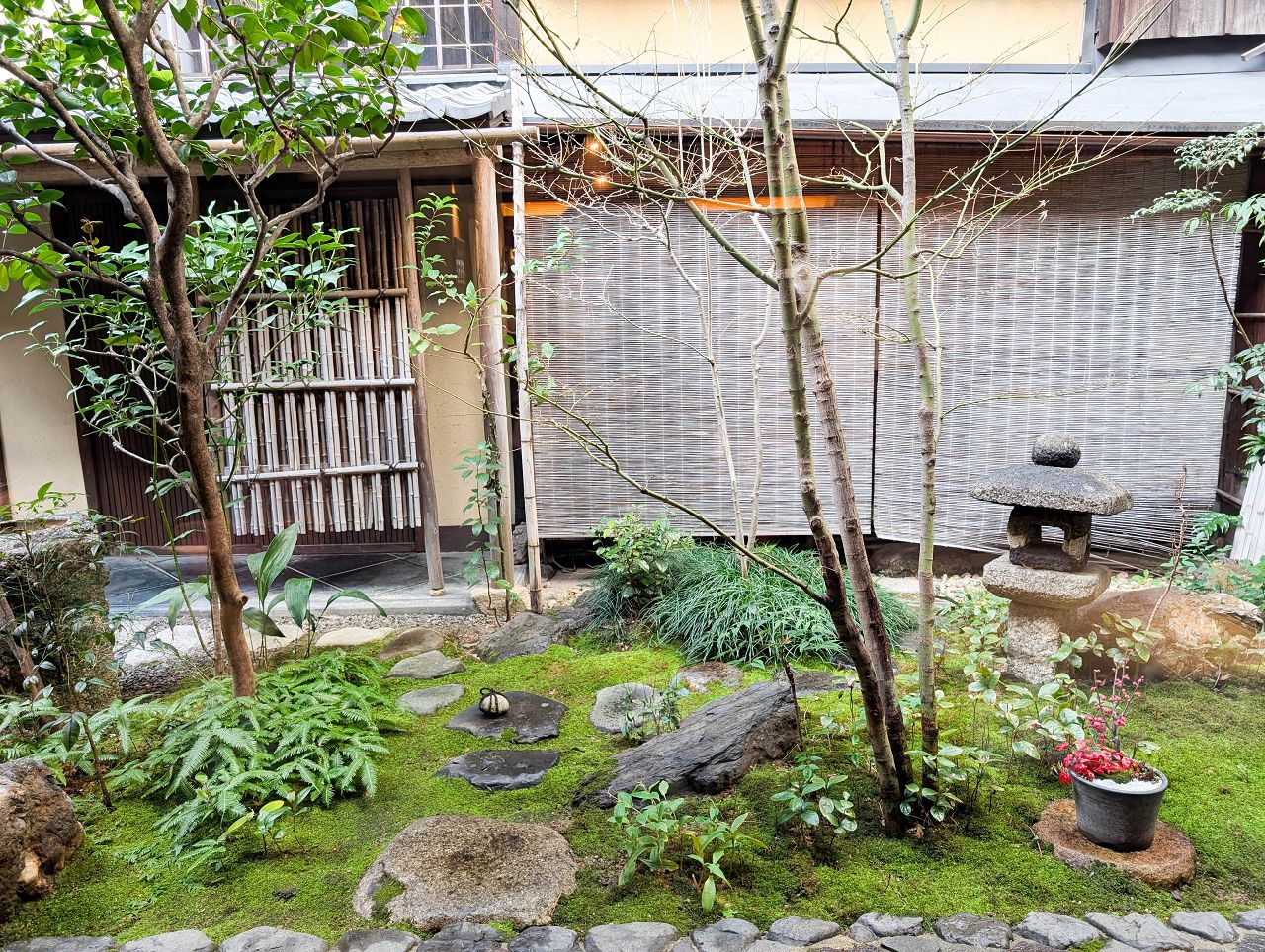 [食記][日本][京都] 丸久小山園 西洞院店 — 丸久小山園在京都市區直營店設置茶房，供應優質又濃郁美味的抹茶甜點和手刷抹茶。