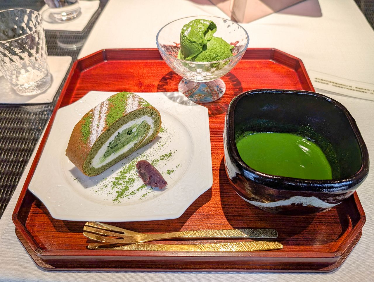 [食記][日本][京都] 丸久小山園 西洞院店 — 丸久小山園在京都市區直營店設置茶房，供應優質又濃郁美味的抹茶甜點和手刷抹茶。
