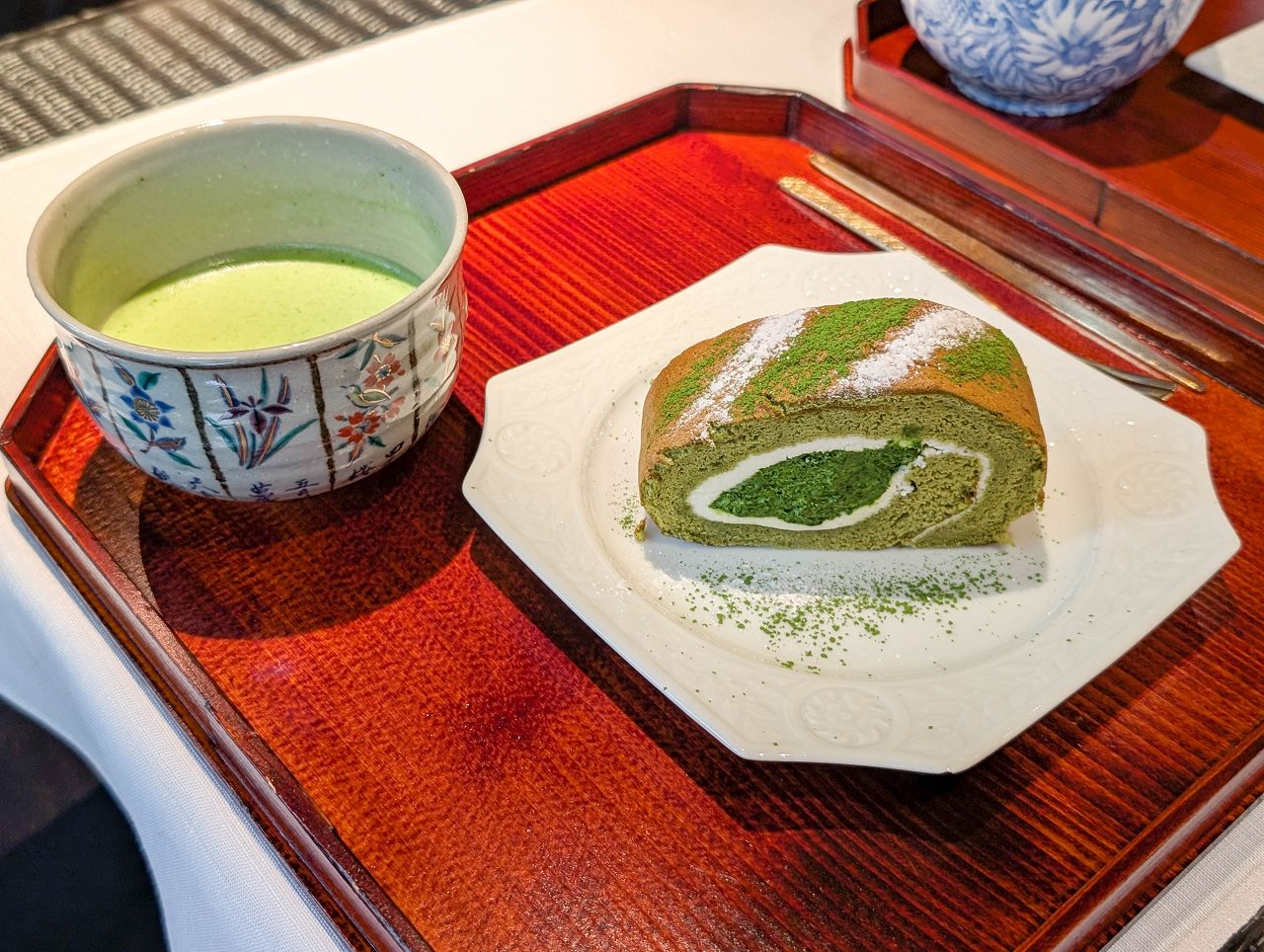 [食記][日本][京都] 丸久小山園 西洞院店 — 丸久小山園在京都市區直營店設置茶房，供應優質又濃郁美味的抹茶甜點和手刷抹茶。