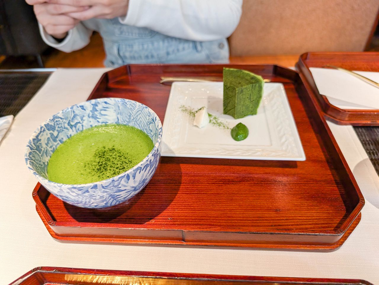 [食記][日本][京都] 丸久小山園 西洞院店 — 丸久小山園在京都市區直營店設置茶房，供應優質又濃郁美味的抹茶甜點和手刷抹茶。