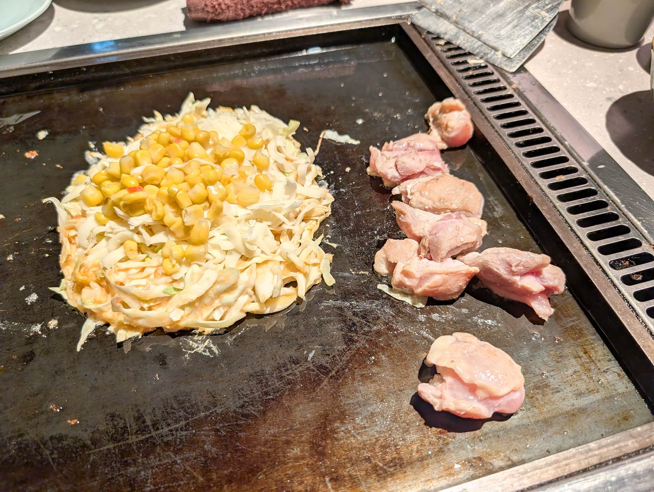 [食記][日本][大阪] 月島もんじゃ くうや 難波 — 來自東京的文字燒專賣餐廳在大阪難波開分店，供應豐富多樣的鐵板料理。