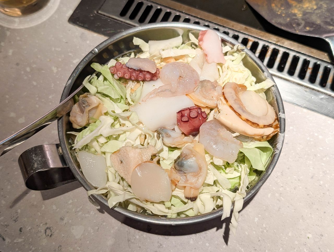 [食記][日本][大阪] 月島もんじゃ くうや 難波 — 來自東京的文字燒專賣餐廳在大阪難波開分店，供應豐富多樣的鐵板料理。