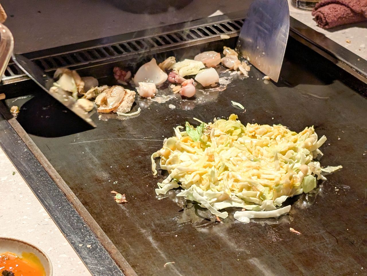 [食記][日本][大阪] 月島もんじゃ くうや 難波 — 來自東京的文字燒專賣餐廳在大阪難波開分店，供應豐富多樣的鐵板料理。