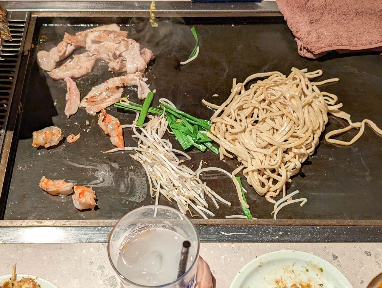 [食記][日本][大阪] 月島もんじゃ くうや 難波 — 來自東京的文字燒專賣餐廳在大阪難波開分店，供應豐富多樣的鐵板料理。