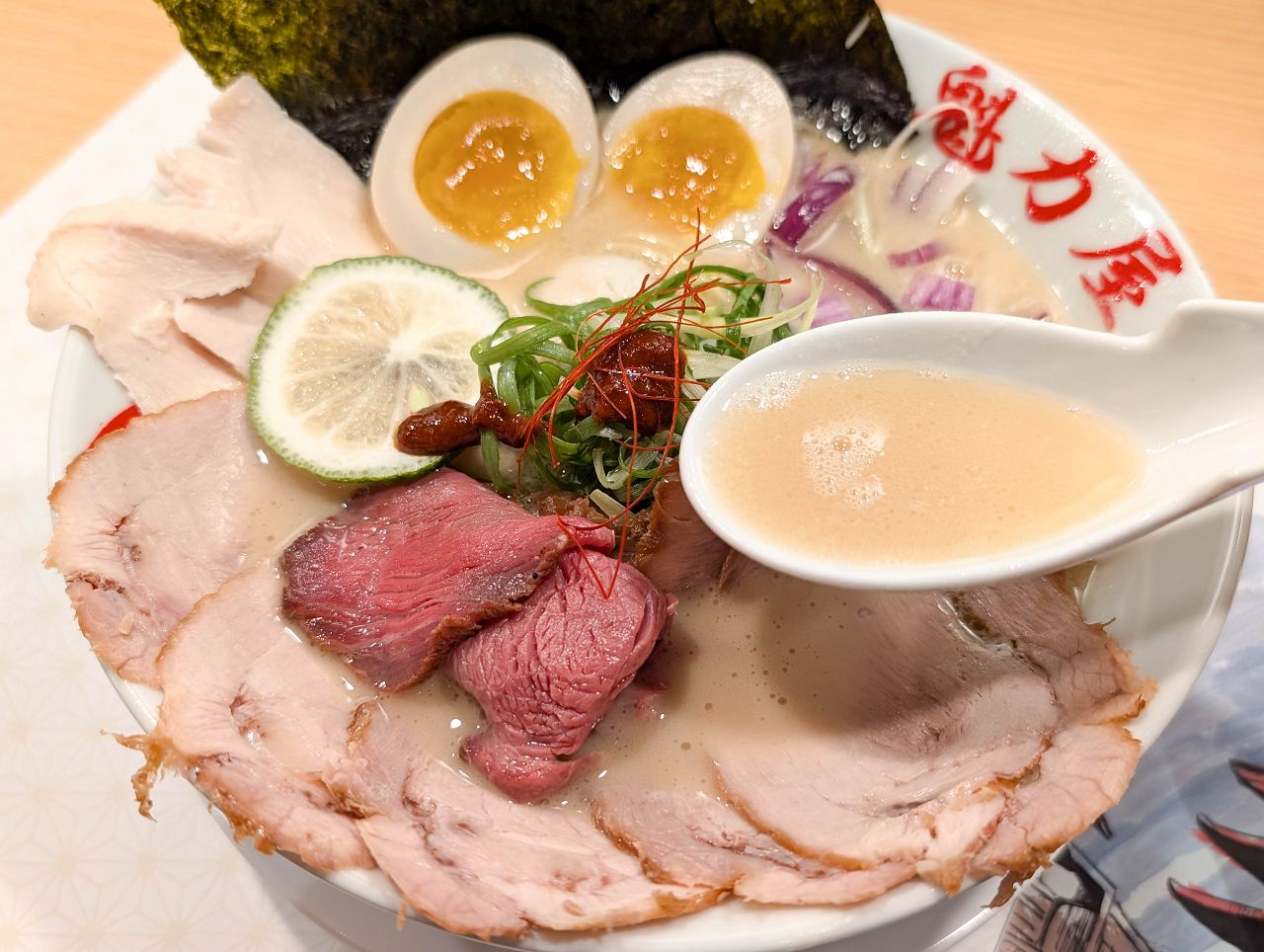 [食記][台北市] 京都北白川 魁力屋拉麵 台北本店 — 來自日本京都經典熟成醬油拉麵名店進駐台北新光三越南西三館