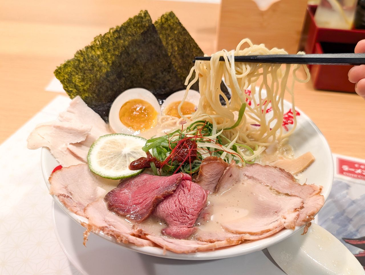 [食記][台北市] 京都北白川 魁力屋拉麵 台北本店 — 來自日本京都經典熟成醬油拉麵名店進駐台北新光三越南西三館