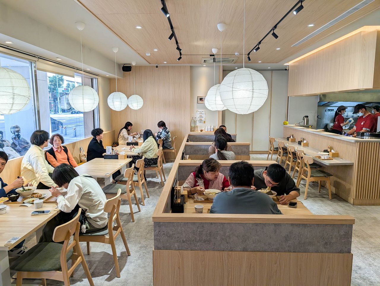 [食記][高雄市] 拉麵 橫山家 高雄七賢店 — 屏東起家日籍老闆經營的拉麵店，主打秘製豚骨拉麵。