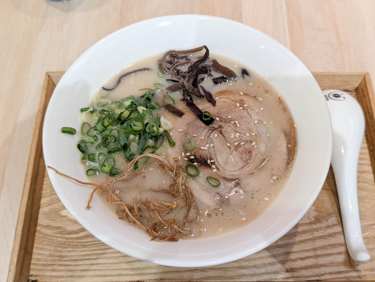 [食記][高雄市] 拉麵 橫山家 高雄七賢店 — 屏東起家日籍老闆經營的拉麵店，主打秘製豚骨拉麵。