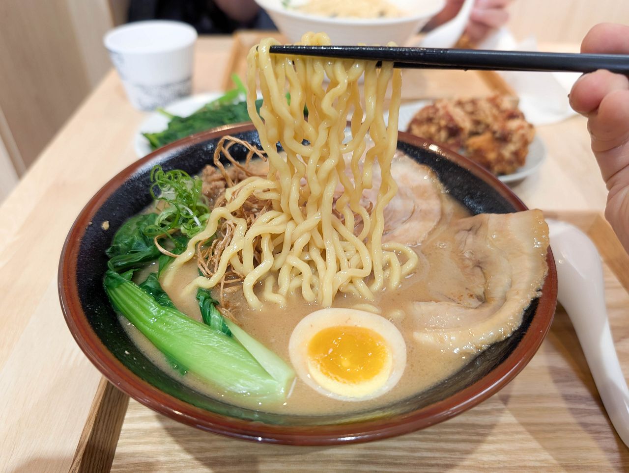 [食記][高雄市] 拉麵 橫山家 高雄七賢店 — 屏東起家日籍老闆經營的拉麵店，主打秘製豚骨拉麵。