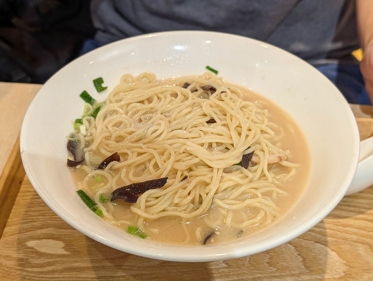 [食記][高雄市] 拉麵 橫山家 高雄七賢店 — 屏東起家日籍老闆經營的拉麵店，主打秘製豚骨拉麵。