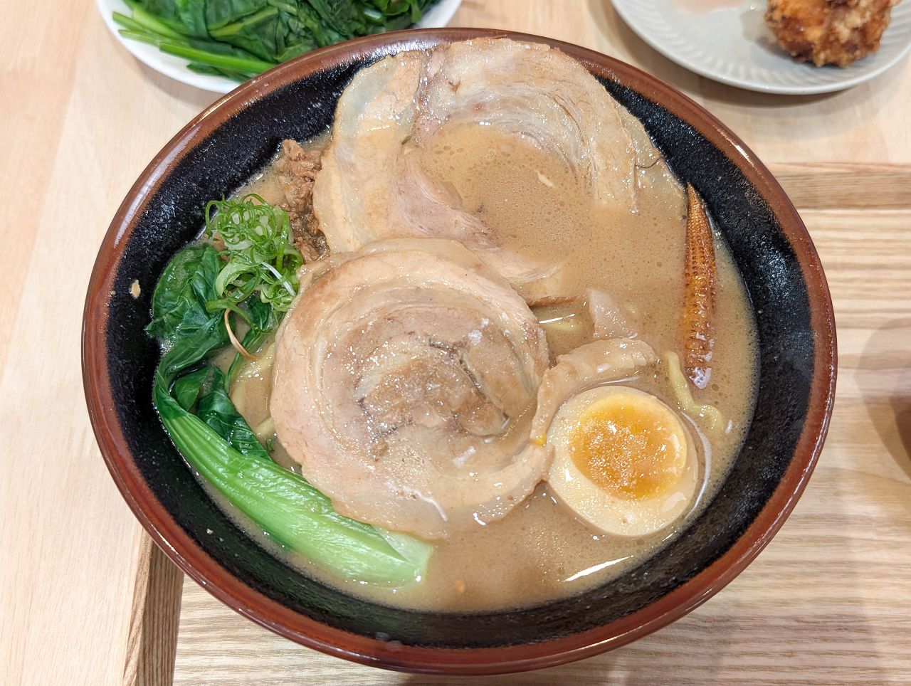 [食記][高雄市] 拉麵 橫山家 高雄七賢店 — 屏東起家日籍老闆經營的拉麵店，主打秘製豚骨拉麵。