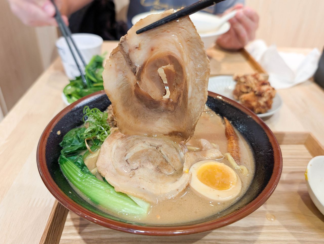 [食記][高雄市] 拉麵 橫山家 高雄七賢店 — 屏東起家日籍老闆經營的拉麵店，主打秘製豚骨拉麵。